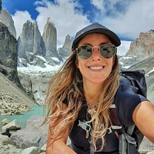 Mujer tomando foto selfie con montañas en el fondo