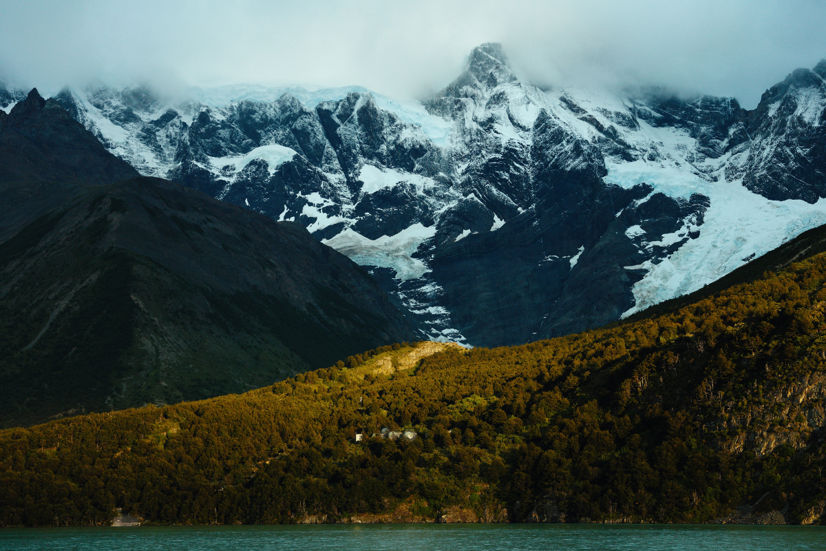 Torres del Paine, 5 de febrero de 2024.- Un exitoso operativo de búsqueda se realizó la semana pasada en el sendero que conduce a Base Torres, el que concluyó con el rescate y pronto auxilio de un excursionista de 33 años, proveniente de Estados Unidos, de siglas A.S. La desaparición del turista extranjero ocurrió luego de que su grupo, integrado por 3 personas, se separara en el trayecto desde el sector Francés hacia Cuernos, quedando en reunirse en el Refugio Chileno, sin embargo, A.S. jamás llegó al punto de encuentro concertado. Cerca de la medianoche, sus amigos alertan a personal del Refugio Chileno sobre la ausencia de su compañero, quienes alertaron a los operativos de búsqueda y rescate de Las Torres Patagonia. Se formaron dos cuadrillas de búsqueda, el equipo Alfa se desplazó hacia el sendero de Refugio Chileno y el quipo Beta hacia Cuernos, con tal de rastrear cualquier posible desvío o punto en la ruta donde pudo haber quedado el excursionista. Tras media hora de caminata, el equipo Beta logra dar con el paradero de la persona extraviada y se le aplican los procedimientos de primeros auxilios. El turista estadounidense se había torcido su tobillo derecho, por lo que se le aplicó Merpal y vendaje comprensivo, además presentaba fatiga y deshidratación. Se le da agua y barras de proteínas. Luego de estabilizar a la persona, el equipo Alfa y Beta realizaron el traslado de la persona al sector Central, llevando su mochila y otras pertenencias. Junto a los administradores del Refugio Chileno y Central se gestionó una carpa en el Camping, para que la persona pudiera reposar en una de las carpas tribu del sector. El gerente de CSS de Las Torres Patagonia, John Ojeda, agradeció “la dedicación de nuestro equipo de Guardaparques y personal en situaciones desafiantes. Este suceso destaca la importancia de nuestras capacidades de búsqueda y rescate, así como la formación continua en primeros auxilios y rescate en entornos remotos”. El pasajero, antes de abandonar el recinto, escribió un mensaje a sus rescatistas afirmando que “nunca he soñado que pasaría un día como lo fue ayer (…), pero uno nunca piensa que puede ser una cosa que te puede pasar a ti”. Ante estas situaciones, desde Las Torres Patagonia recomendamos encarecidamente coordinar estrategias de trekking, tales como mantener unido el grupo de excursión, portar siempre alimentos como barras de cereal y fruta, rellenar siempre la cantimplora o botella con agua, y estar atento a los horarios de los senderos y de la luz de día. Juntos podemos evitar accidentes o situaciones de riesgo que peligren la integridad de cada una de las personas que nos visitan. 